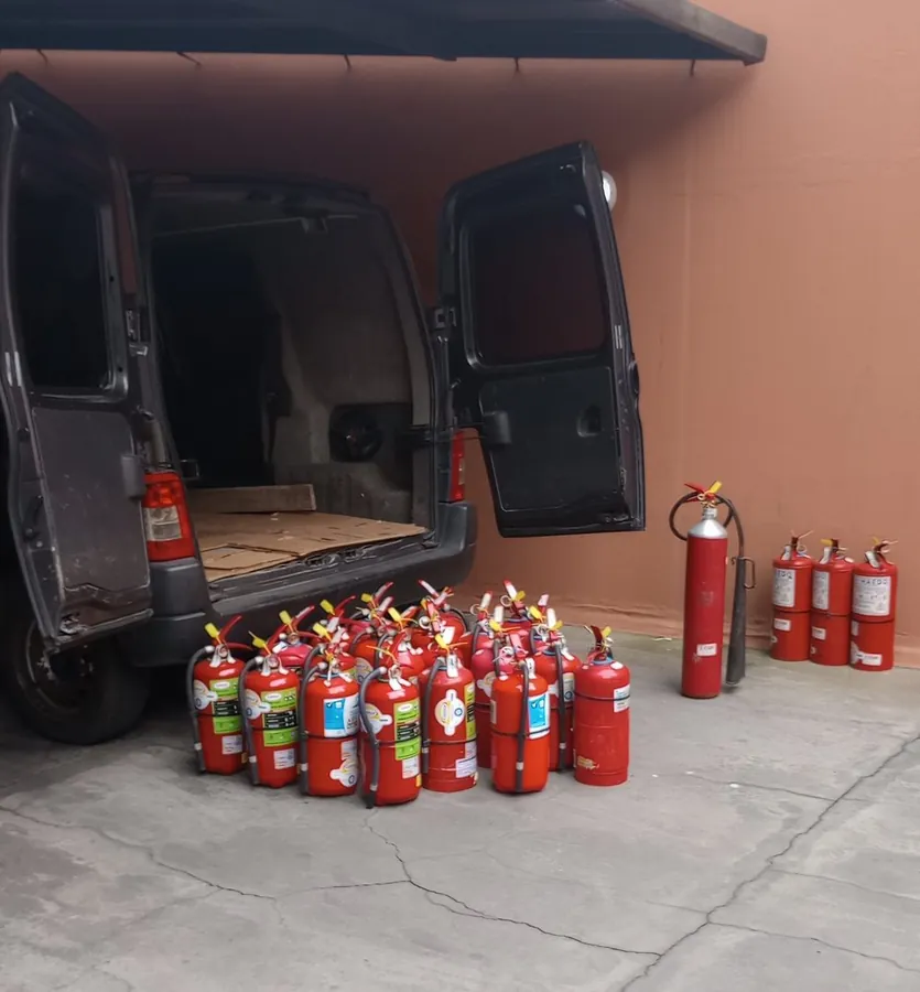 Matafuegos recién recargados listos para entregar