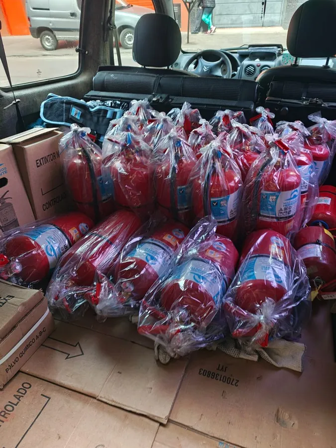 Stock de matafuegos listo para distribuir